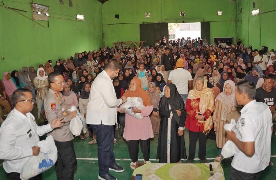 Rajiv Bagikan 30.000 Paket Sembako di Bandung dan Bandung Barat